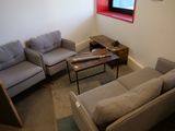 un salon avec deux canapés et une table basse