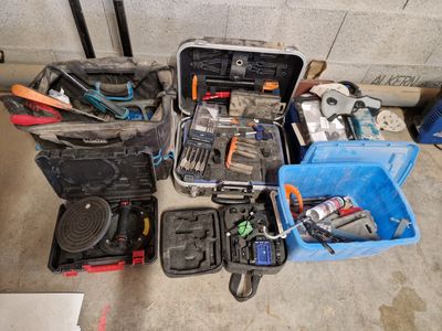 un grand nombre d'outils posés sur le sol