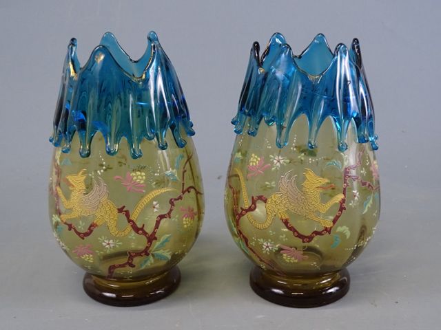 Paire de vase en verre coloré à décor émaillé de dragons : H : 22