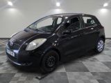 la photo d'une petite voiture noire garée dans un garage