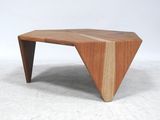 une table en bois sur laquelle figure un motif triangulaire