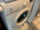 une pile de lave-linge et un sèche-linge dans une cuisine