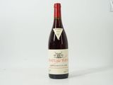 une bouteille de vin posée sur une table