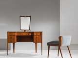 deux chaises et un bureau sur lequel est posé un miroir