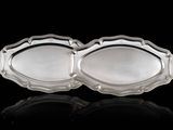 paire de plateaux argentés sur fond noir avec reflets