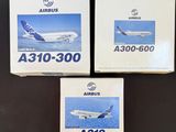 trois cartons contenant des modèles réduits Airplus des avions de ligne A380-300 et A388-300