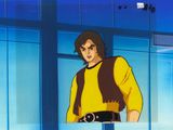 une photo d'un homme en chemise jaune debout devant une fenêtre