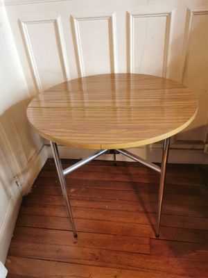 une table en bois avec un piètement en métal dans une pièce