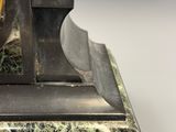 une horloge posée sur une table en marbre