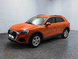 un SUV Audi orange garé dans un showroom