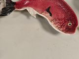 deux figurines de poissons posées sur une table