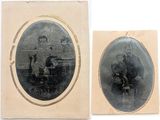une vieille photo d'un homme et d'une femme assis sur un banc