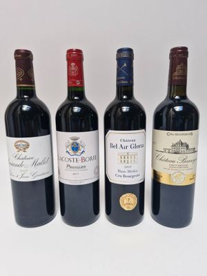 trois bouteilles de vin rouge sont alignées sur une surface blanche
