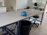 une table sur laquelle est posé un casque bleu, dans une pièce