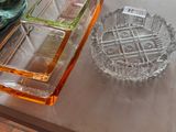 une table sur laquelle se trouve un plateau en verre et une assiette posée sur la table