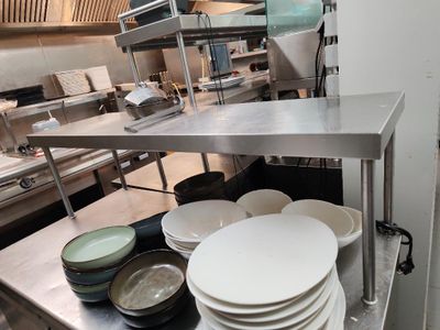 de nombreuses assiettes et bols posés sur le plan de travail de la cuisine