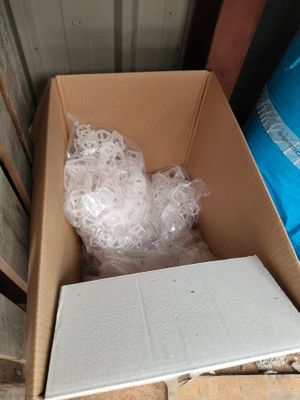 une boîte en carton remplie d'une grande quantité de matière blanche