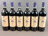six bouteilles de vin sont alignées dans une rangée