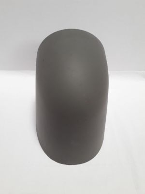 un gros plan d'un vase noir posé sur une surface blanche