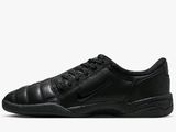 La Nike Court Royale est noire et de style bas.
