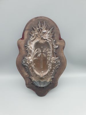 une photo d'une plaque métallique sur laquelle figure une croix