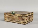 une petite boîte ornée d'un motif décoratif
