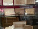 une vitrine en verre sur laquelle sont disposés de nombreux vieux papiers
