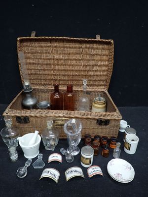 un panier en osier contenant de nombreuses bouteilles