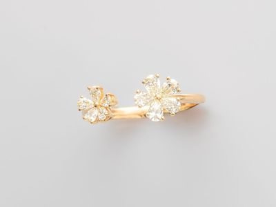 une photo d'une bague en or sertie de trois diamants blancs