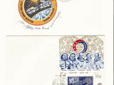 deux timbres représentant des astronautes et un timbre représentant une station spatiale