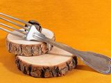 une fourchette et une cuillère posées sur un morceau de bois
