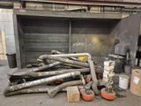 un tas de tuyaux et d'autres équipements dans un garage
