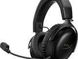 un gros plan d'un casque avec un micro sur fond blanc