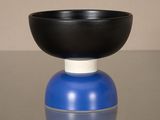 un bol noir posé sur un vase bleu
