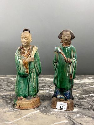 EXTREME-ORIENT Deux statuettes figurant un couple en terre c…