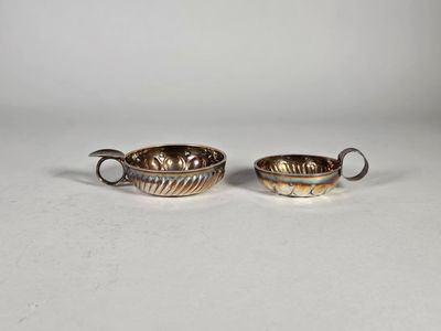 une paire de tasses et soucoupes en métal argenté
