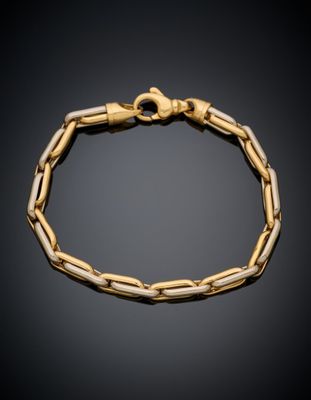 un bracelet en or avec un maillon de chaîne sur fond noir