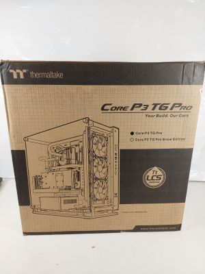 Le carton contenant le boîtier de l'ordinateur est ouvert et prêt à être déballé.