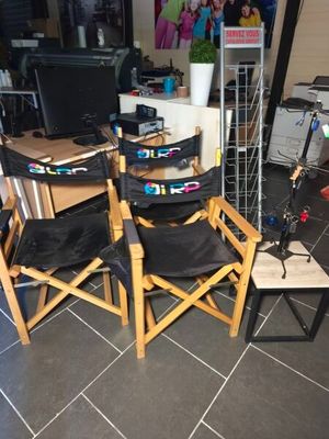 un ensemble de chaises disposées dans une pièce