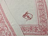 une image représentant une nappe rouge et blanche ornée d'un cœur
