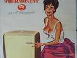 une affiche annonçant une émission de télévision sur laquelle figure une femme assise par terre