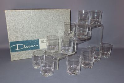 un grand nombre de verres posés sur une table