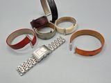 beaucoup de bracelets et une montre sur la table