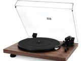 un gros plan d'un tourne-disque posé sur une table en bois