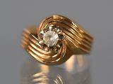 un gros plan d'une bague en or sertie d'un diamant