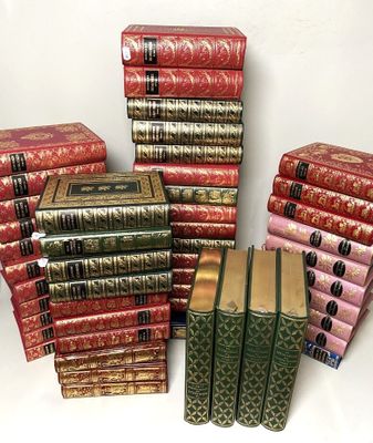 plusieurs livres empilés sur une table