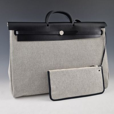 Les deux bagages sont posés sur la table.