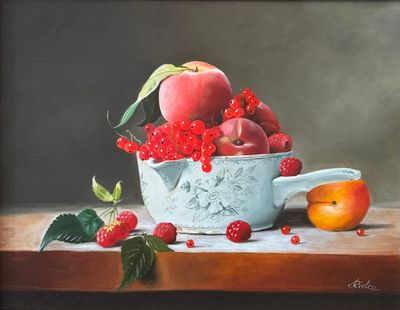 un tableau représentant un bol de baies et de pêches posé sur une table