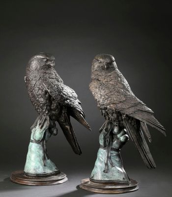 paire de sculptures en bronze représentant deux oiseaux perchés l'un sur l'autre