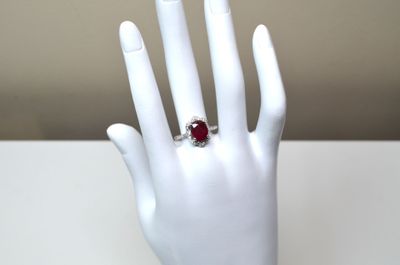 Une bague en argent sertie d'un rubis facetté ovale d'un poi…